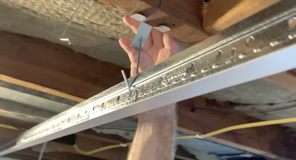 Use the Quickhang Grid Hooks to Support the Main Beam in the Center of the Room